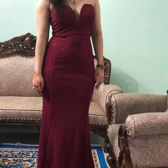 Stunning Red Gown - Picture 1 of 2